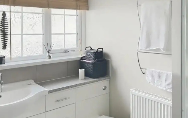 Private Guest House With En-suite, no Full Kitchen