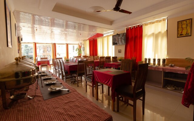 Oyo 23392 Hotel Om Palace