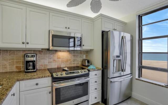 Beachfront Condo With Panoramic Ocean Views and Pool