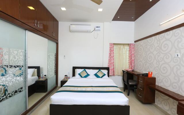 OYO 10701 Moukthi Apartment