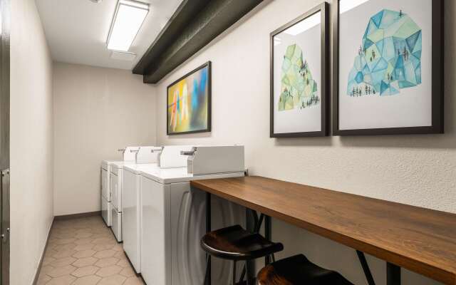 Oxford Suites Redding