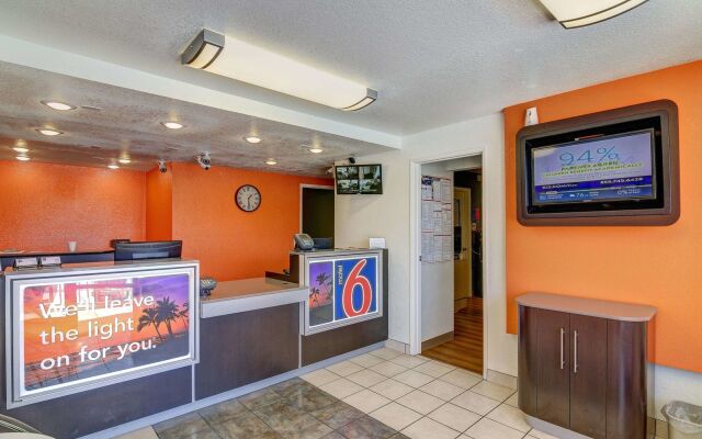 Motel 6 Simi Valley, CA