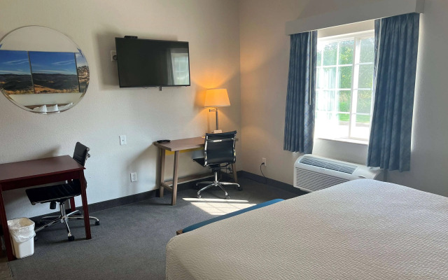 Days Inn & Suites by Wyndham Columbus NE