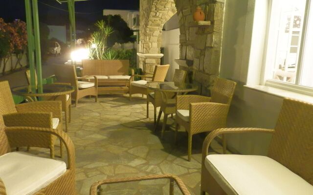 Adonis Hotel Studios & Apartments