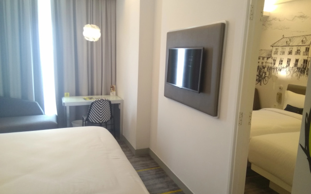 YELLO Hotel Harmoni Jakarta