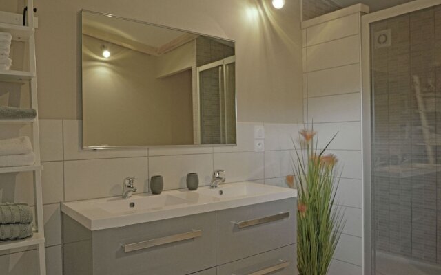 Sun-kissed Villa in Carpentras With Swimming Pool