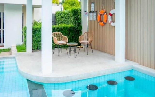 1BR Condo Gym Sauna Pool 650m Beach C271