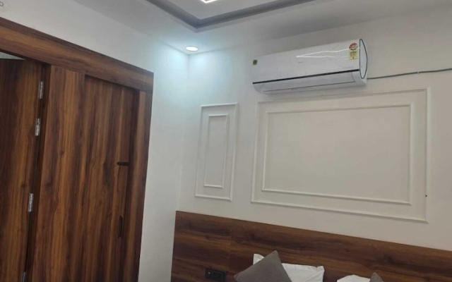 Hotel R R Tripathi