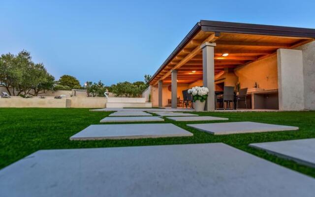 Ana, House with pool