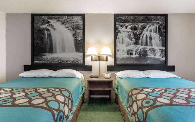 Super 8 by Wyndham Reedsburg