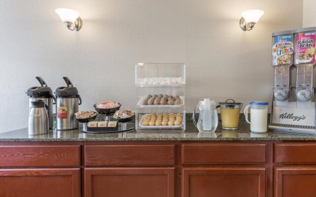 Breeze Inn & Suites