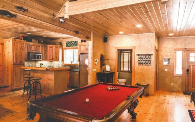 Serenity Pines Lodge in Shugart Flats