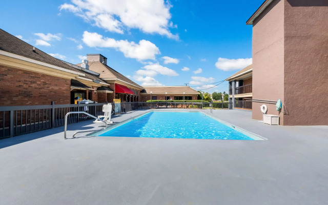 Quality Inn & Suites Fayetteville I-95