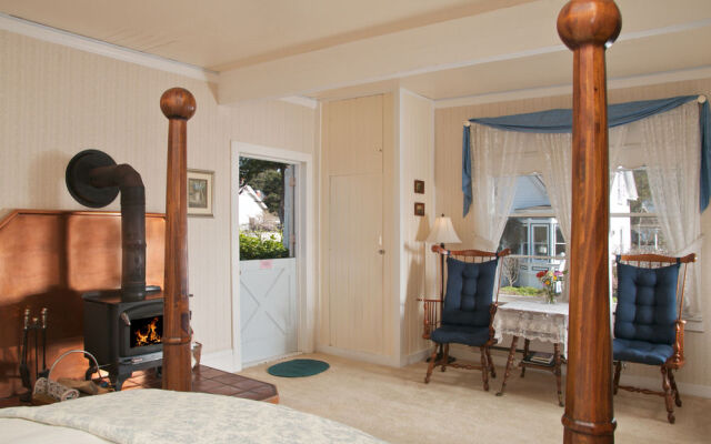 Headlands Inn Bed & Breakfast