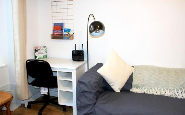 Flat 12A - Central, modern, bright apartment with free wifi