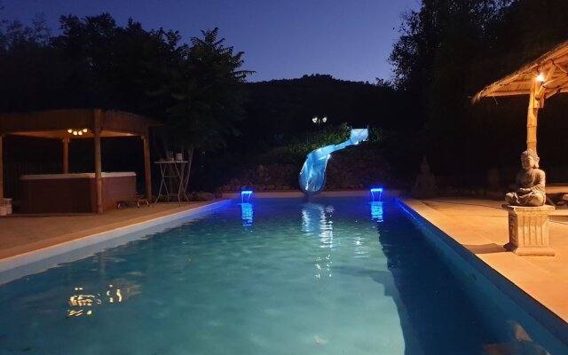 Magnificent Villa in Les Mages With Jacuzzi
