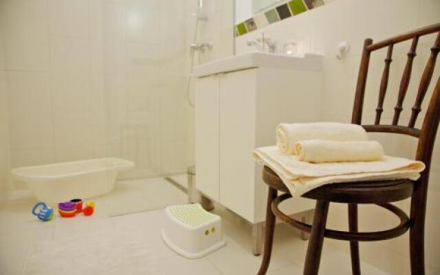 Green Door Family Apartment