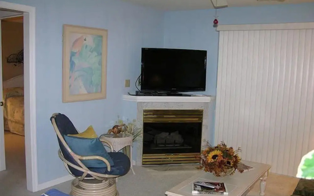 Harbour Club B16 2 Bedroom Condo by RedAwning