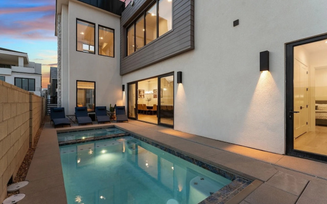 The Dugout 8 Bedroom Home