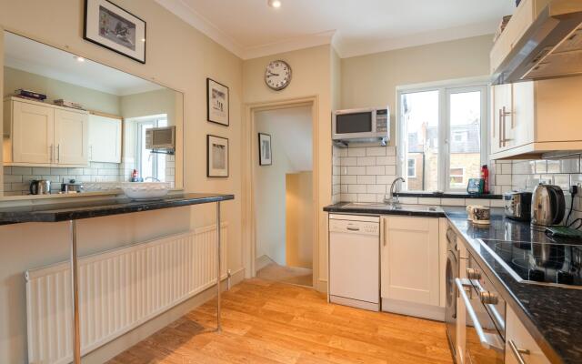 Traditional Fulham Home Close to the River Thames by Underthedoormat