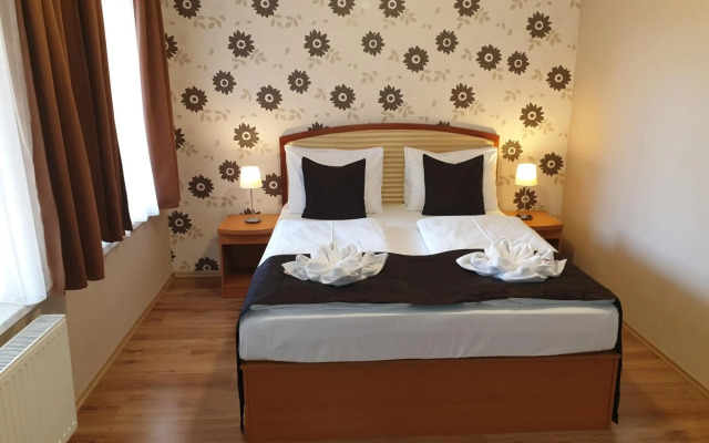 Six Inn Hotel