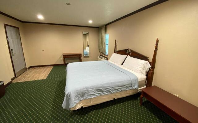 OYO Pinewood Inn & Suites Silsbee