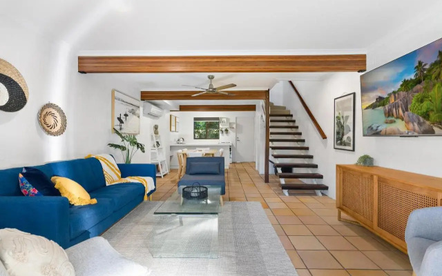 Stylish Townhouse, private courtyard walk to beach