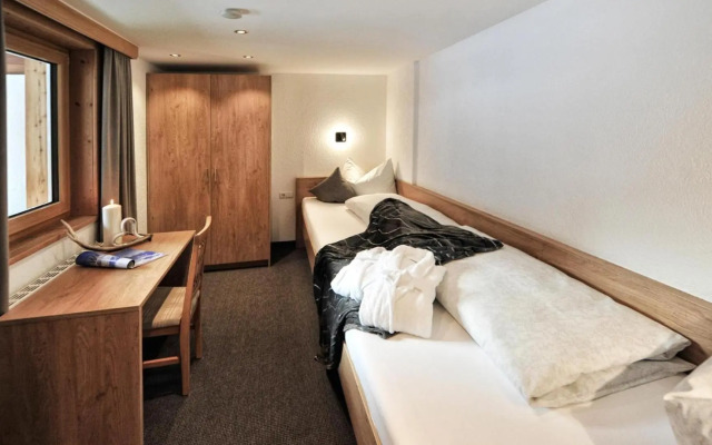 Mountain Apartments - living by Salner