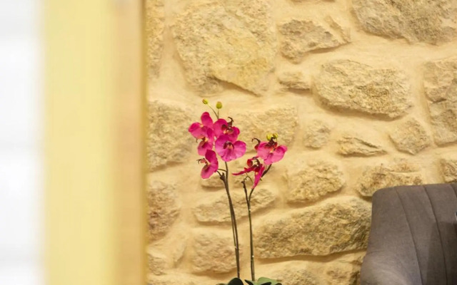 Riverside 2 Bedroom Apartment by DA'HOME