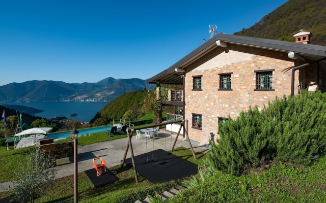 Lake view chalet in Lombardy with Swimming Pool