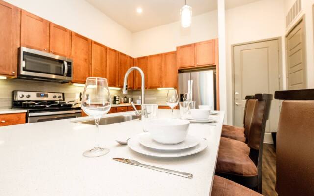 RockNRoll Penthouse Suite l Awesome Apt downtown.