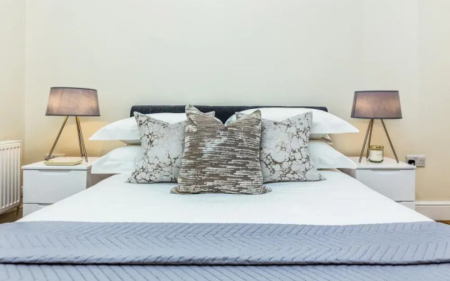 Modern Two Bedroom Apartment in Hammersmith -205a