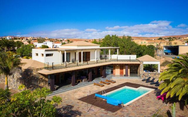 Oasis Villa with swimming pool in 4000m2 garden