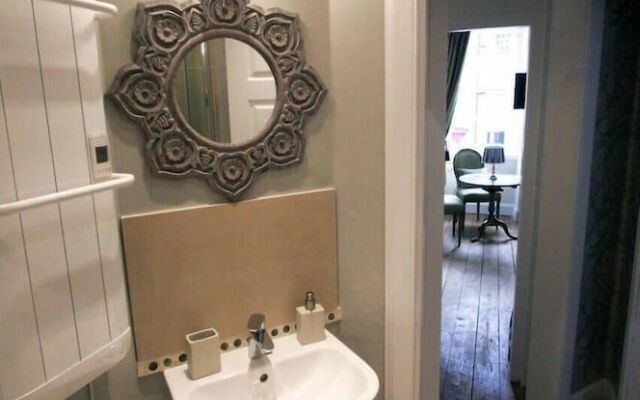 JOIVY Royal Mile Tower Apartment