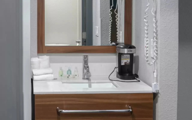 Howard Johnson by Wyndham Portland Airport