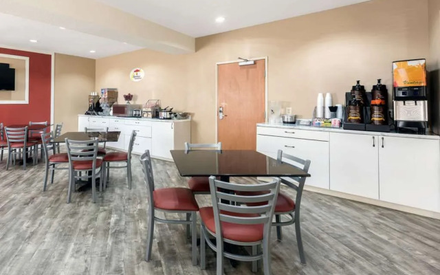 Super 8 Blue Springs