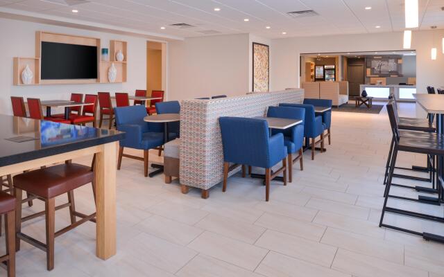 Holiday Inn Express & Suites Omaha - 120th and Maple by IHG