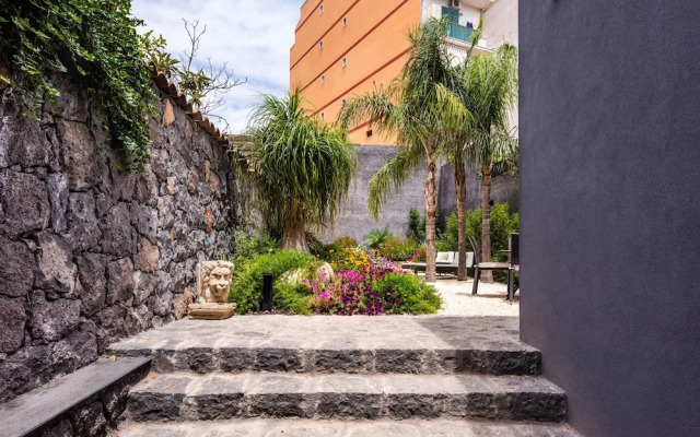 Leone Apartment With Garden by Wonderful Italy