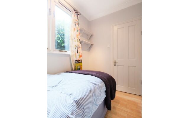 Modern 2 BR Flat in Bedford Park