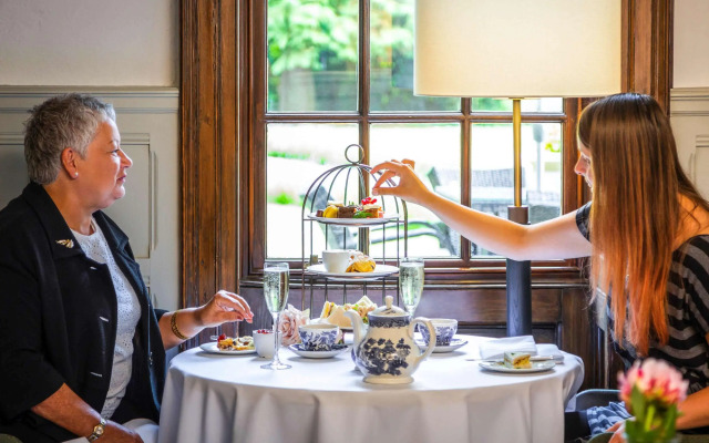 Bush Hotel Farnham