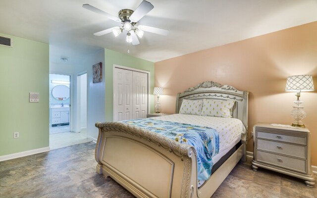 Peaceful Pocono Retreat: Hot Tub & Covered Deck!