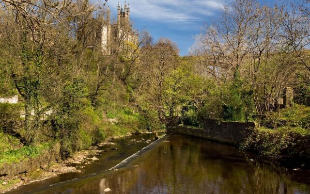 400 Attractive 2 Bedroom Apartment in Lovely Dean Village