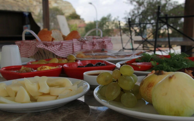 Tafana Cave & Stone Lodge