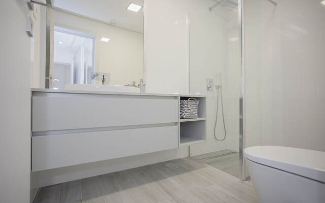 Liiiving - Luxury River View Apartment X