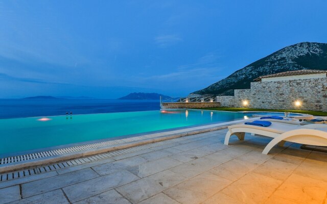 Villa with Striking views over the infinity Pool