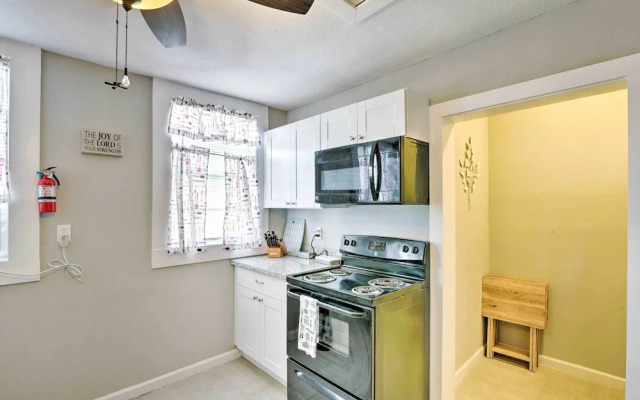 Convenient Apt w/ Golf Carts & Grill Access!