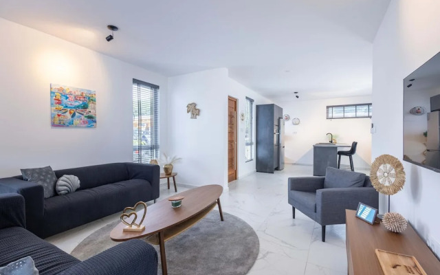 Modern Garden Villa Near Jan Thiel Mambo
