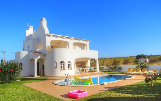 Beautiful Villa in Albufeira with Private Swimming Pool