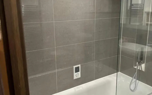 1 Bed Apartment Sleeps 2 - Free Parking -