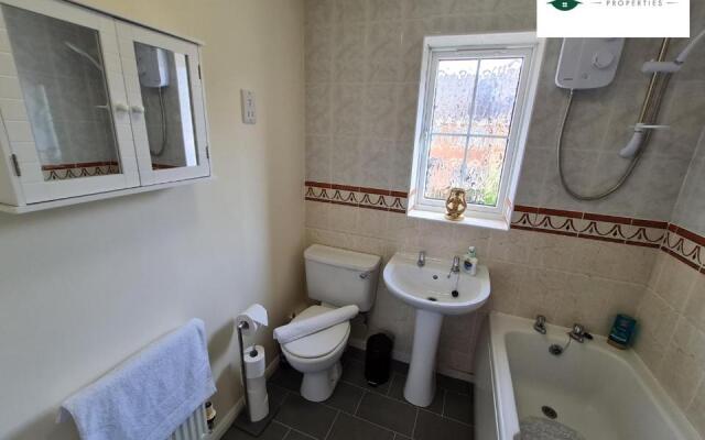 3 Bedroom house near Coventry City Centre with Wi-fi, driveway & garden - 16RWC